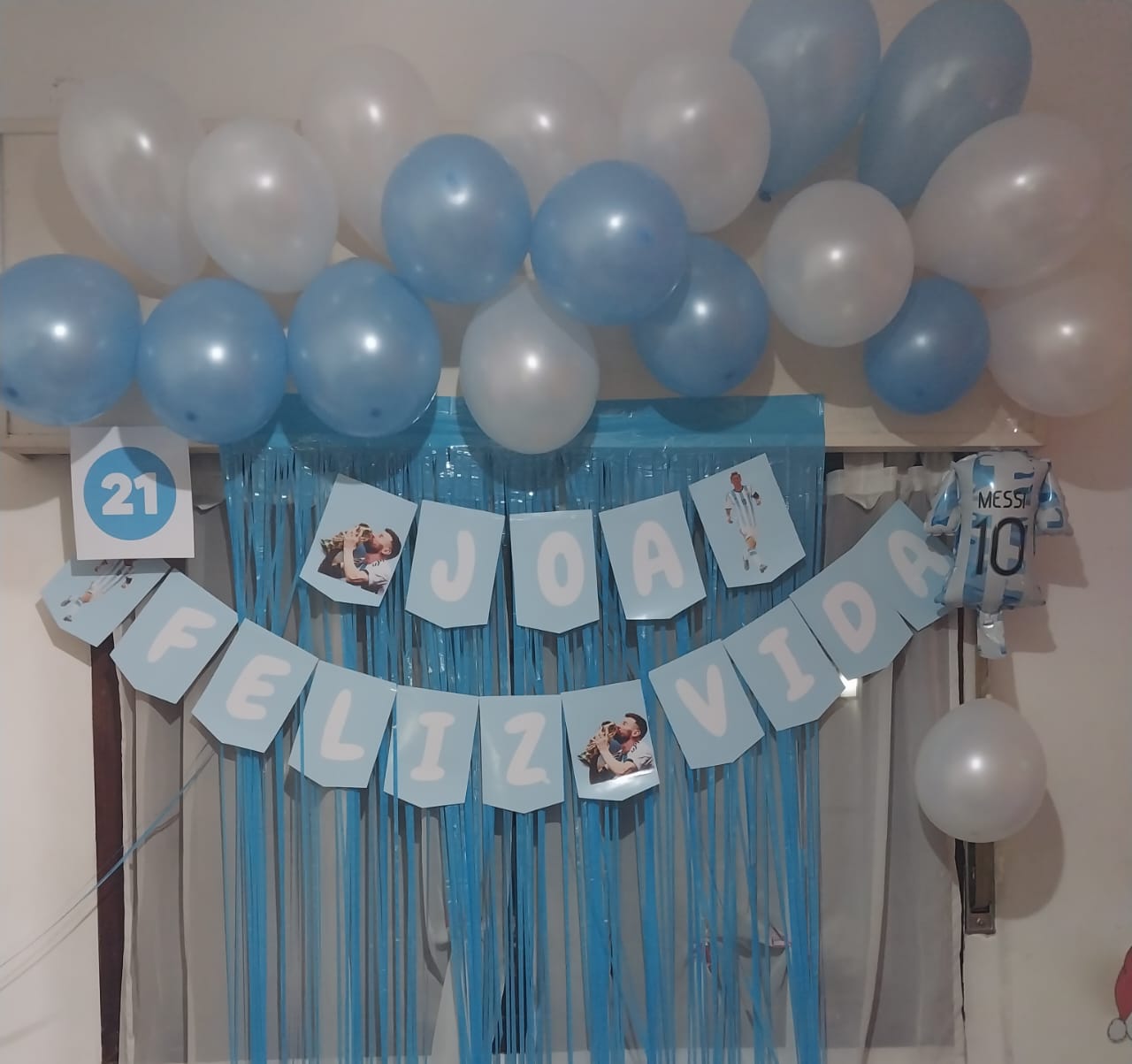 Feliz vida, con globos celestes